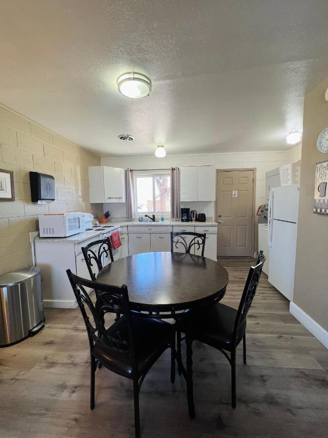 Lake Powell Motel & Apartments Page Ngoại thất bức ảnh