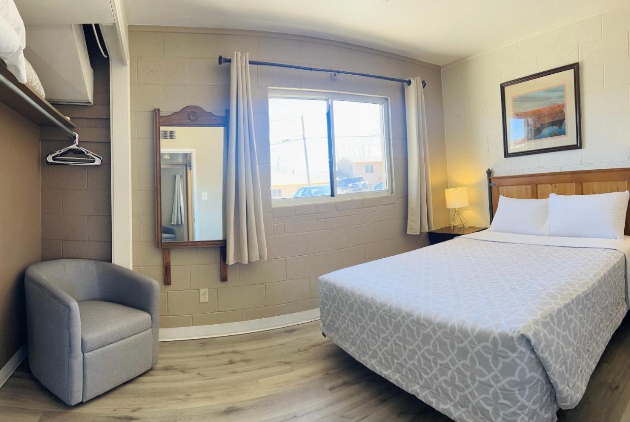 Lake Powell Motel & Apartments Page Ngoại thất bức ảnh